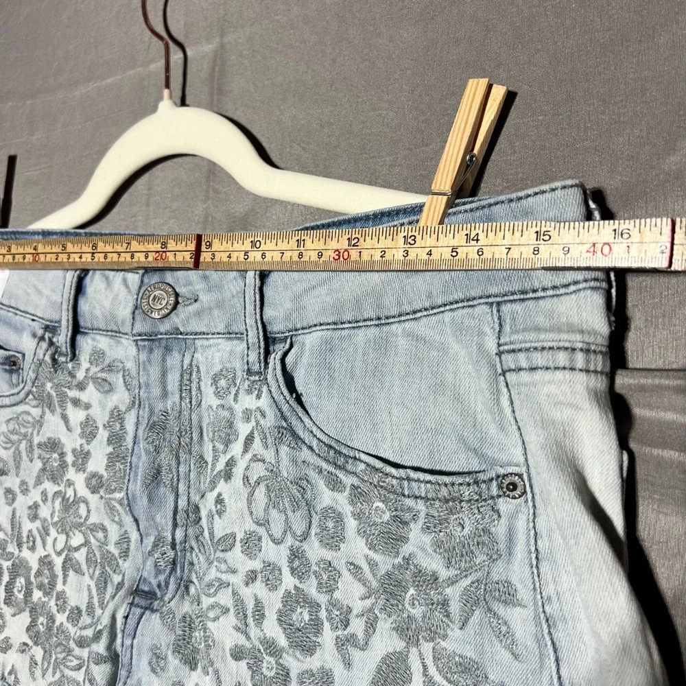 Aeropostale High Waisted Shorty Light Wash Floral Embroidered Denim Shorts 10